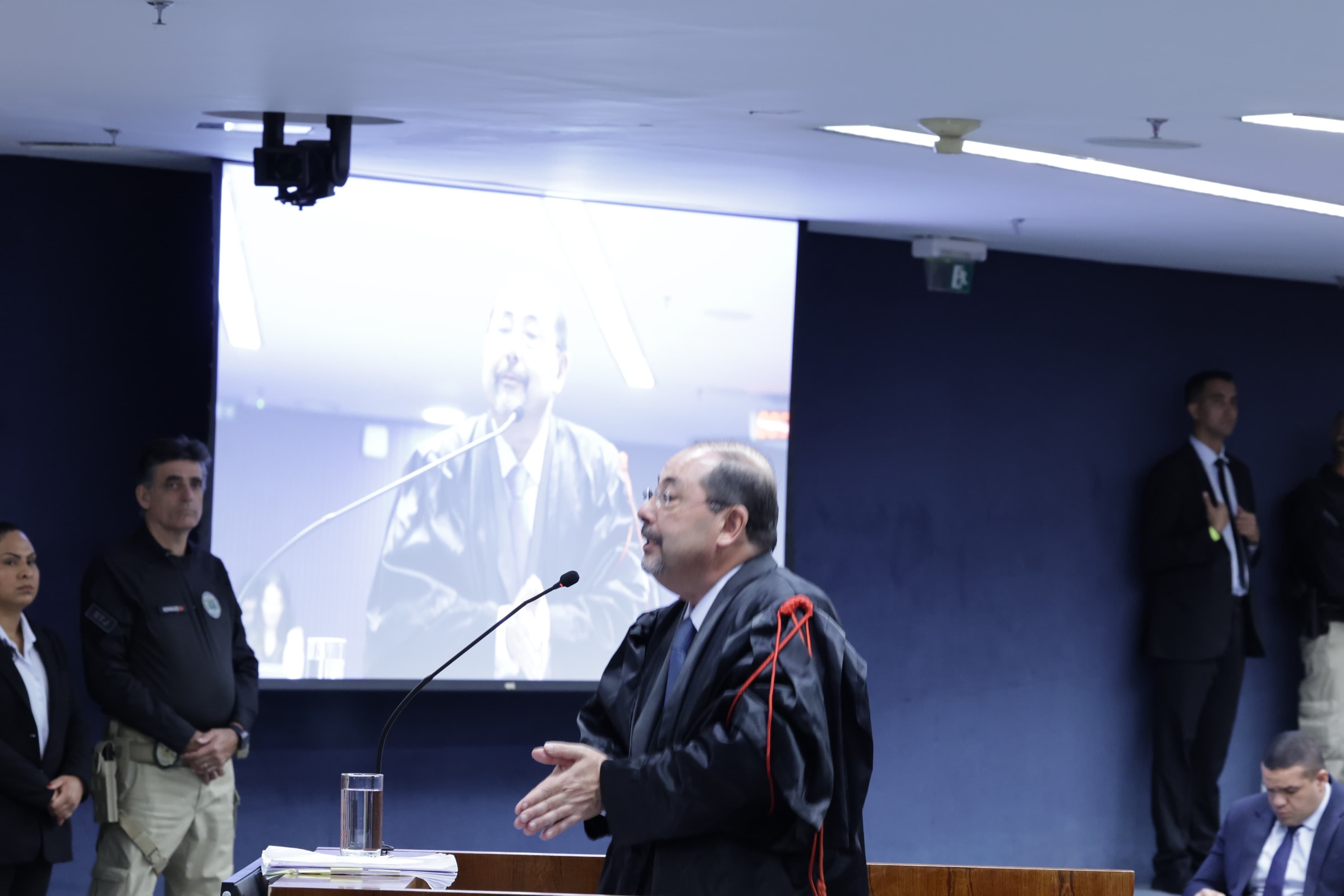 Imagem de destaque do post: Defesa de Bolsonaro critica proposta da PGR para reduzir benefícios de Cid