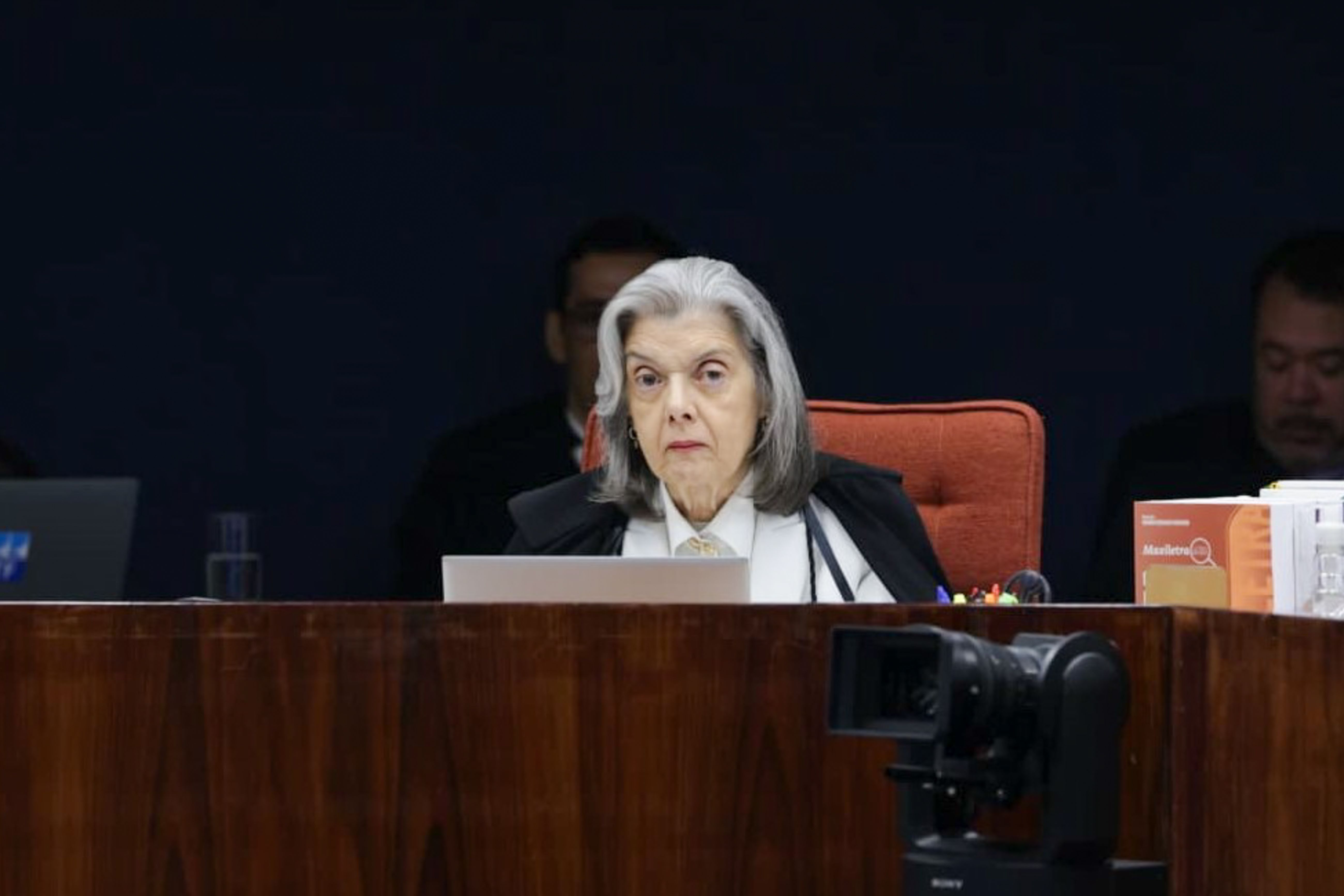 Dino e Cármen Lúcia brincam sobre interrupções em votos: “Sou da prosa”