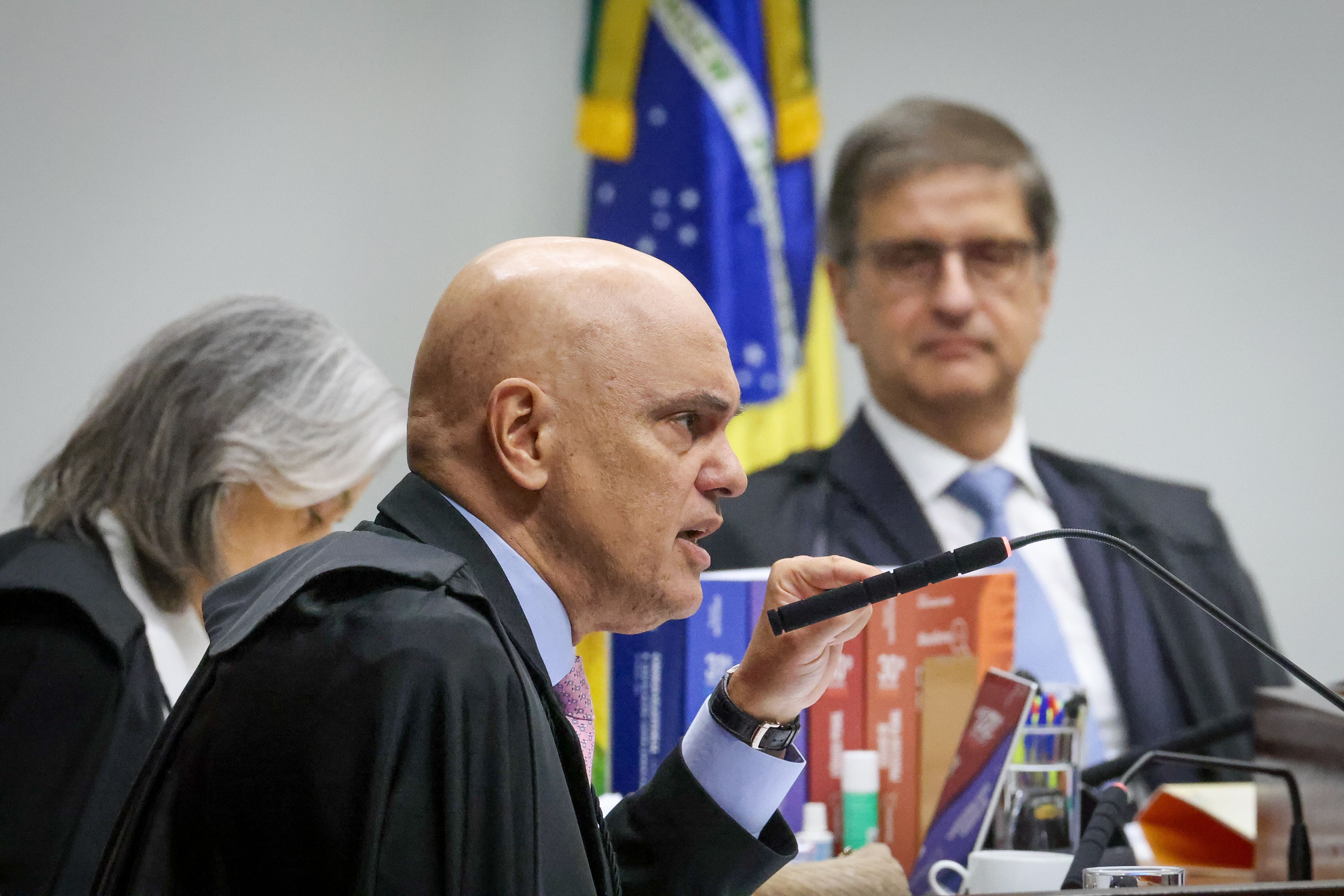 Imagem de destaque do post: Moraes diz que Bolsonaro "liderou" organização criminosa entre 2021 e 2023