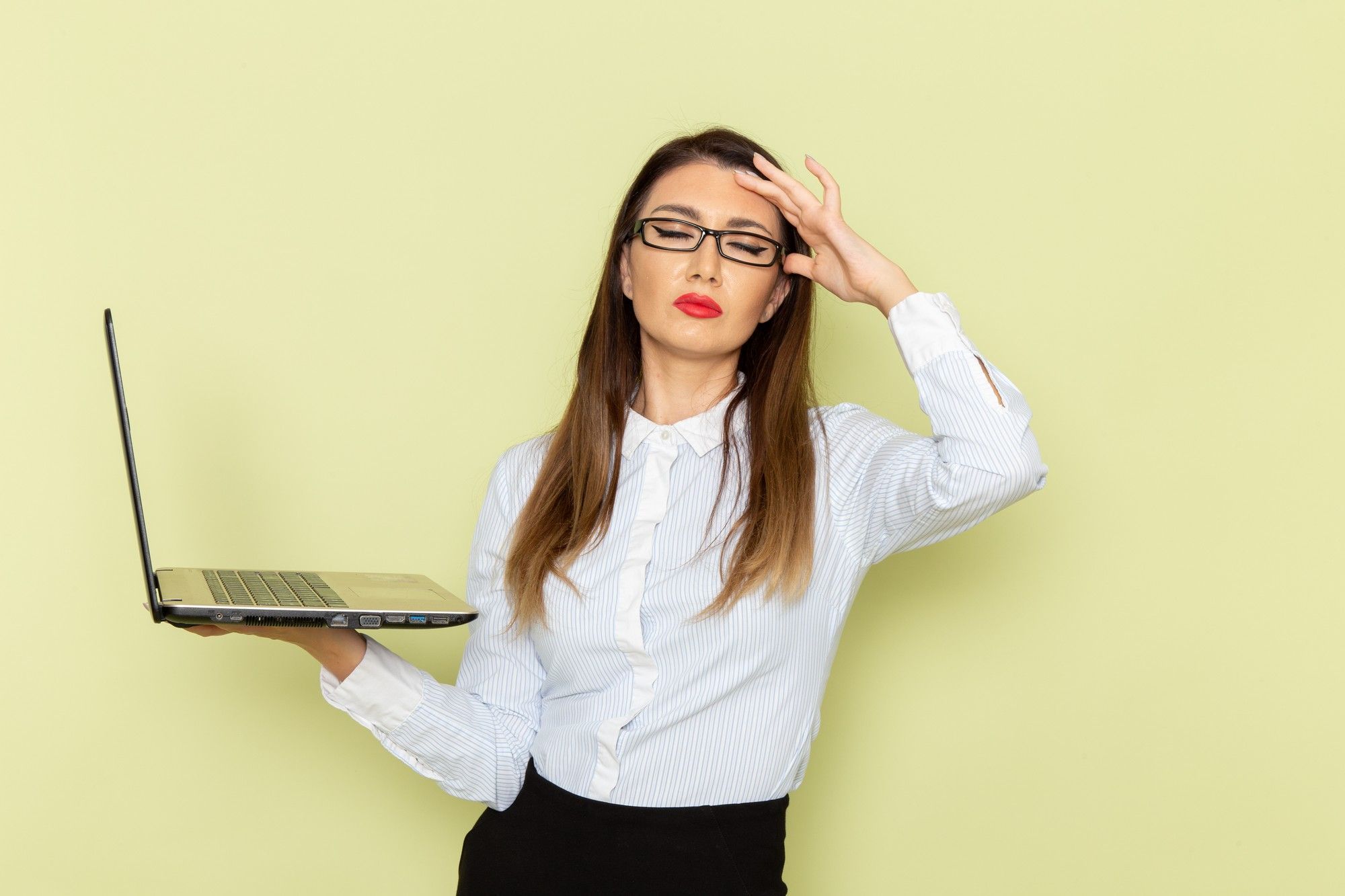 Funcionária-de-escritório-confusa-segurando-laptop