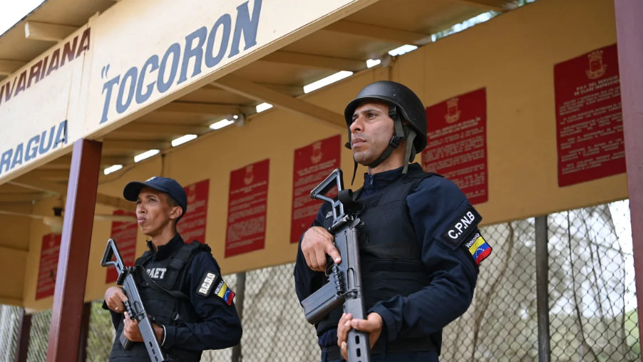 Polícia monta guarda na prisão de Tocorón, na Venezuela