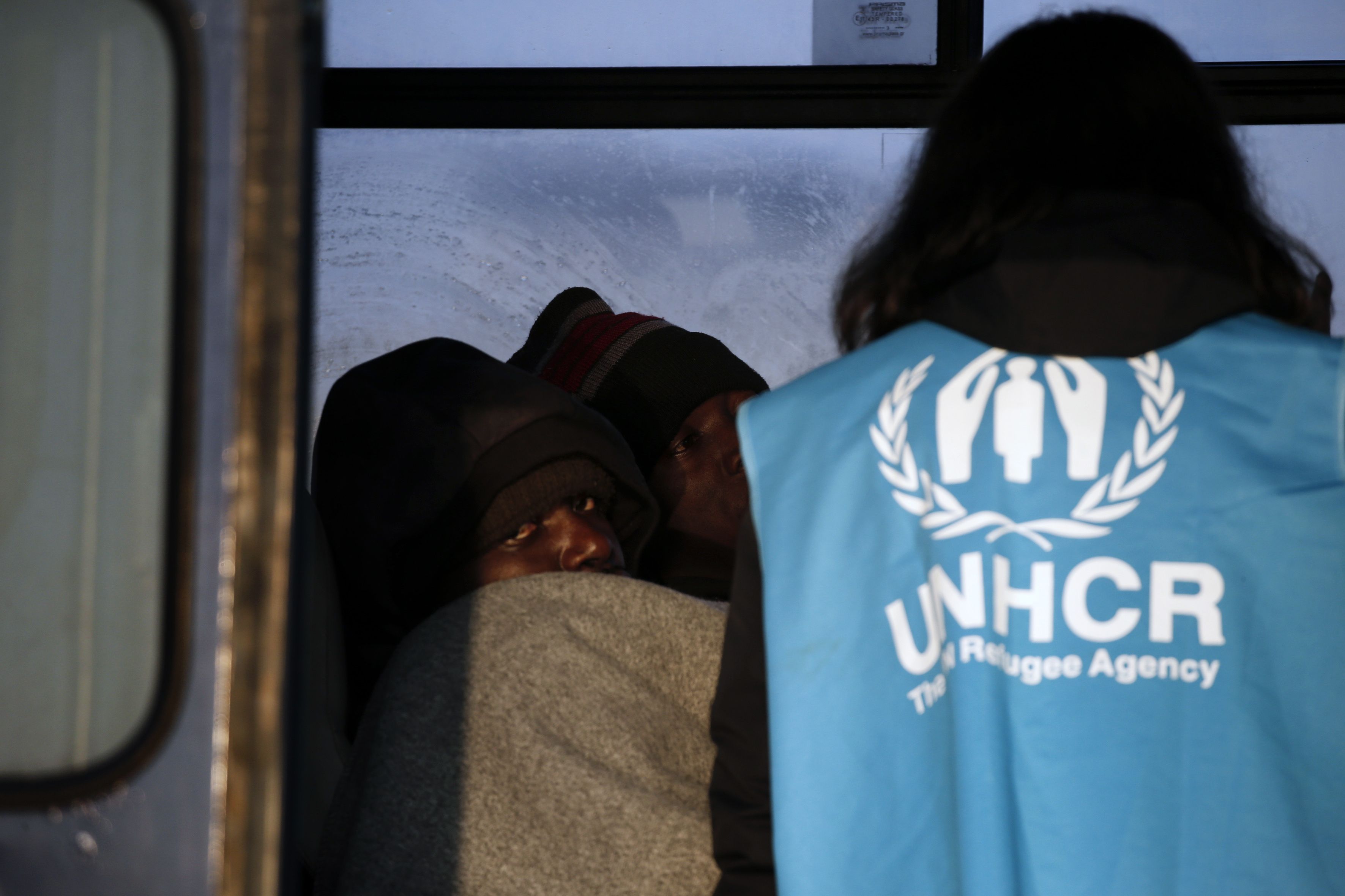 Refugiado congolês com voluntária do Acnur em ilha grega de Lesbos