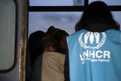 Refugiado congolês com voluntária do Acnur em ilha grega de Lesbos