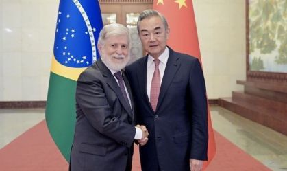 Celso Amorim discute fortalecimento do Sul Global com chanceler da China