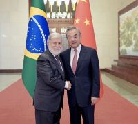 Celso Amorim discute fortalecimento do Sul Global com chanceler da China