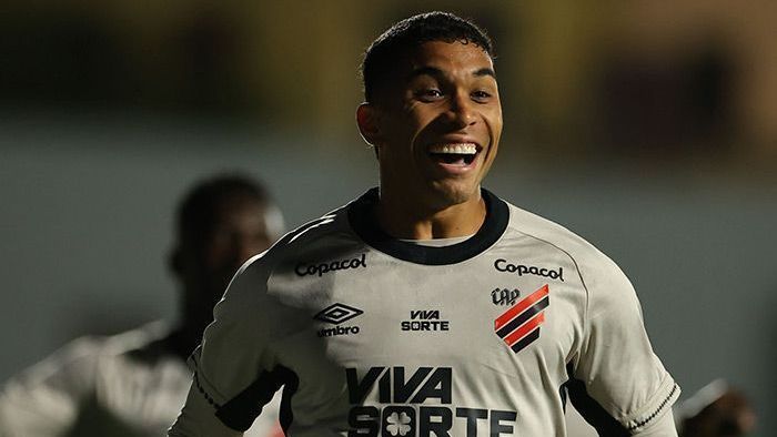 Julimar comemorando seu gol na vitória do Athletico-PR sobre o Athletic, pela Série B