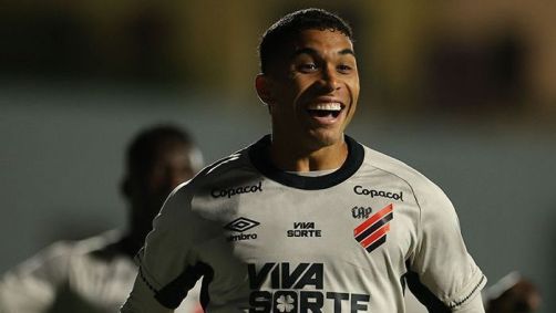 Julimar comemorando seu gol na vitória do Athletico-PR sobre o Athletic, pela Série B
