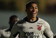 Athletico-PR derrota o Athletic e cola no G4 da Série B