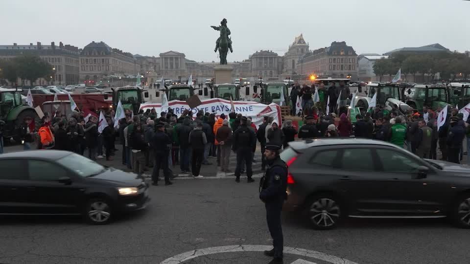 Agricultores franceses protestam em frente ao Palácio de Versalhes, na França