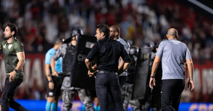 Alberto Valentim, do América, se revoltou com a arbitragem