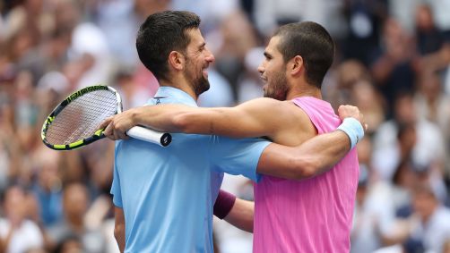 Djokovic e Alcaraz se abraçam durante duelo do US Open
