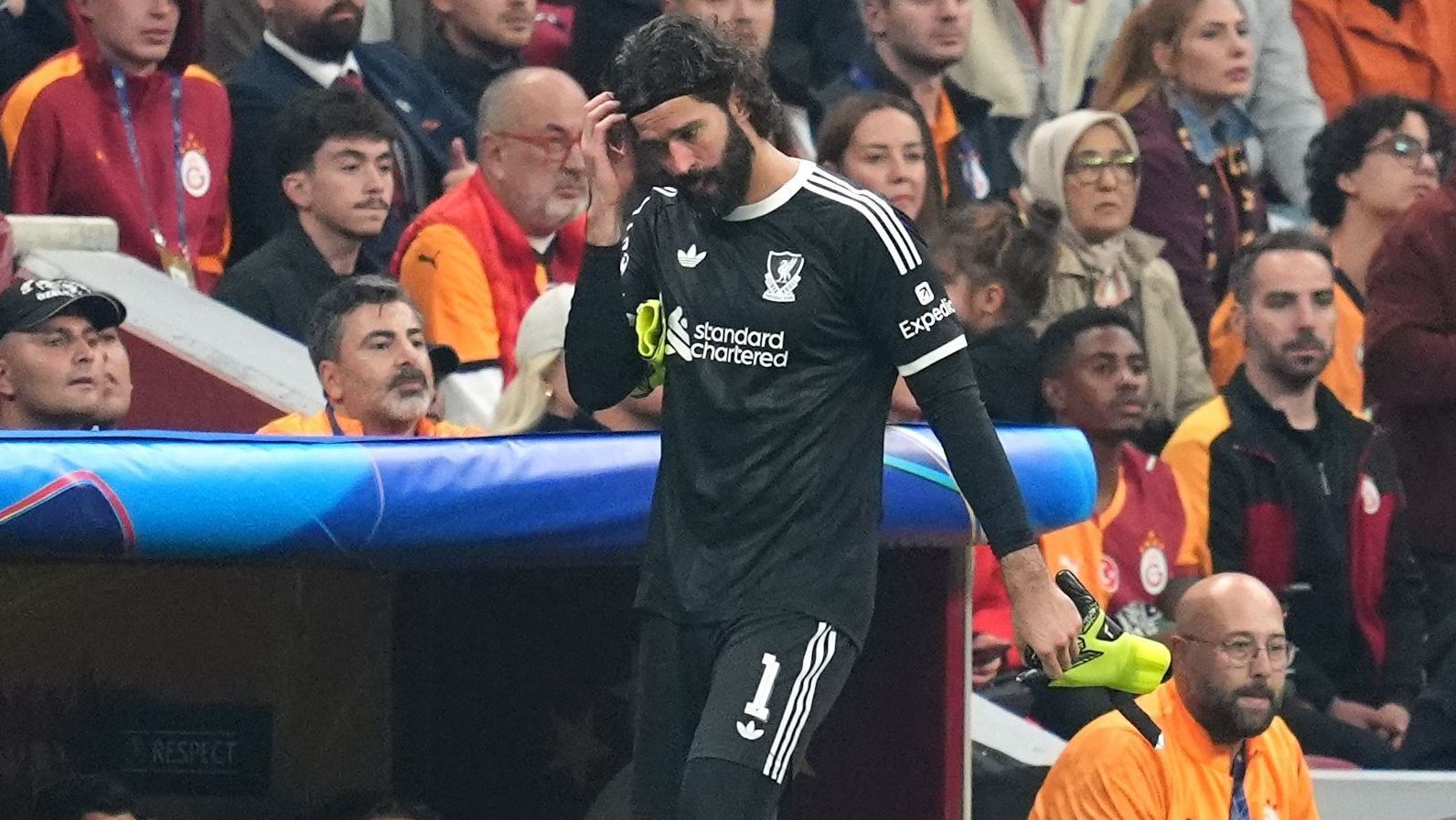 Alisson sai de campo após se machucar pelo Liverpool