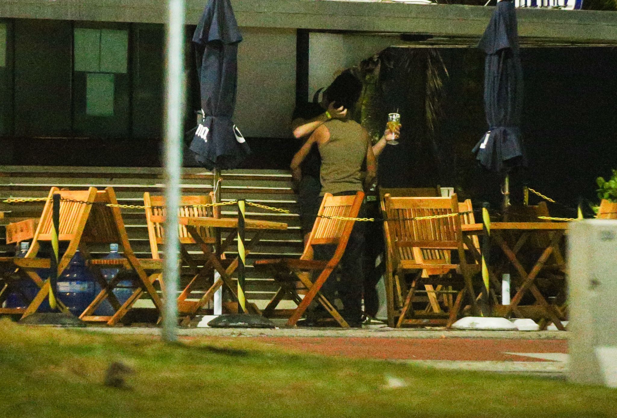 Lucas Leto e Álvaro são flagrados aos beijos no Rio