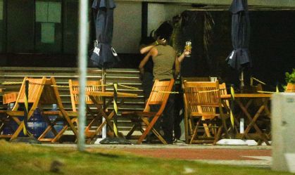 Lucas Leto e Álvaro são flagrados aos beijos no Rio