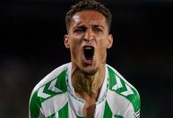 Antony faz dois golaços pelo Betis; veja os gols