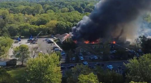 Após atirar contra multidão em culto, suspeito atea fogo a uma igreja no Michigan