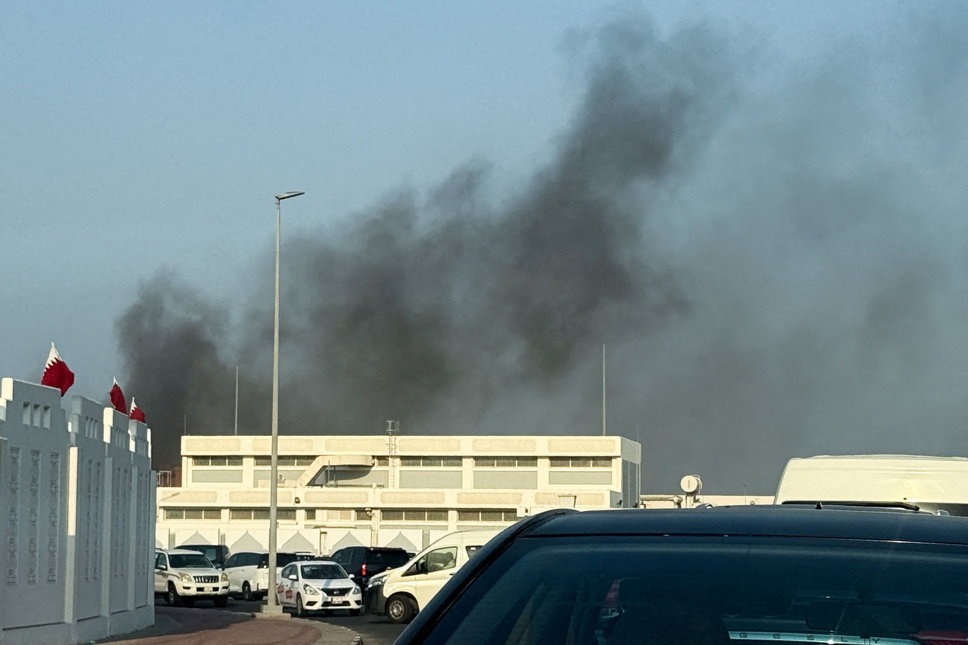 Fumaça após explosões em Doha