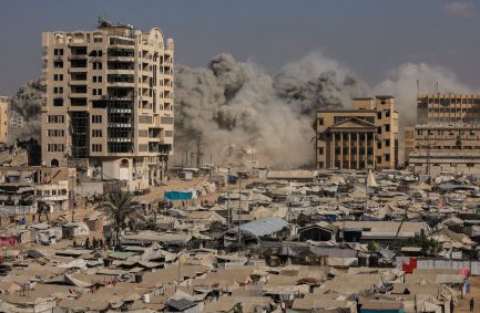 Fumaça sobe enquanto prédio residencial desaba após ataque israelense na Cidade de Gaza