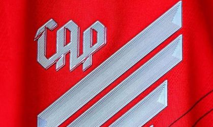 Athletico-PR suspende adereços da torcida organizada após agressão em jogo