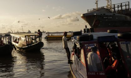 Barcos atracam no Mercado Stabroek em Georgetown, na Guiana