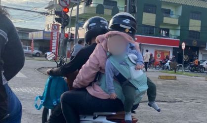 Vídeo: Dupla em moto carrega bebê pendurado a “mochila” em SC