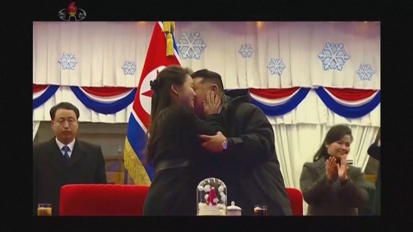 Líder da Coreia do Norte, Kim Jong-un com a filha em um evento de ano novo • KRT