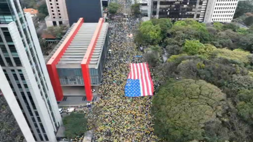 Bandeira dos EUA em manifestação pró-anistia na avenida Paulista, em São Paulo, em 7 de setembro de 2025 • CNN