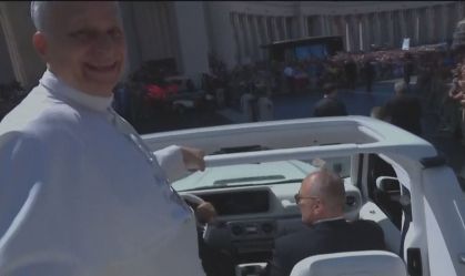 Vídeo: Papa Leão XIV acerta operador de câmera no papamóvel sem querer