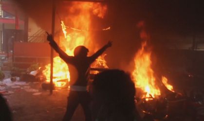 Vídeo: Manifestantes incendeiam Parlamento e casa de ex-premiê no Nepal