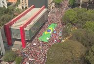 Em ato na Paulista, esquerda traz bandeirão do Brasil e defende soberania