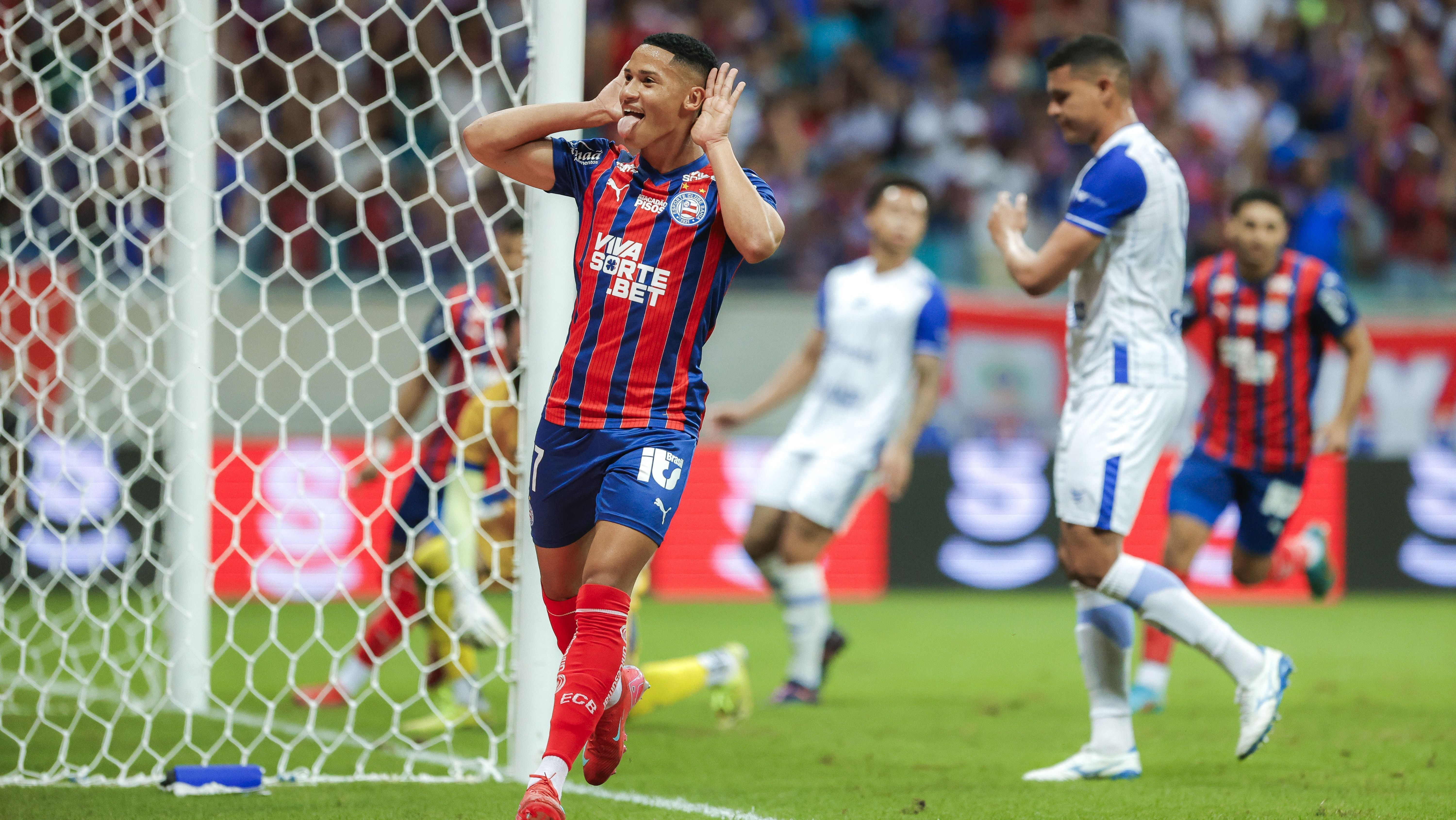 Bahia goleia Confiança na Fonte Nova