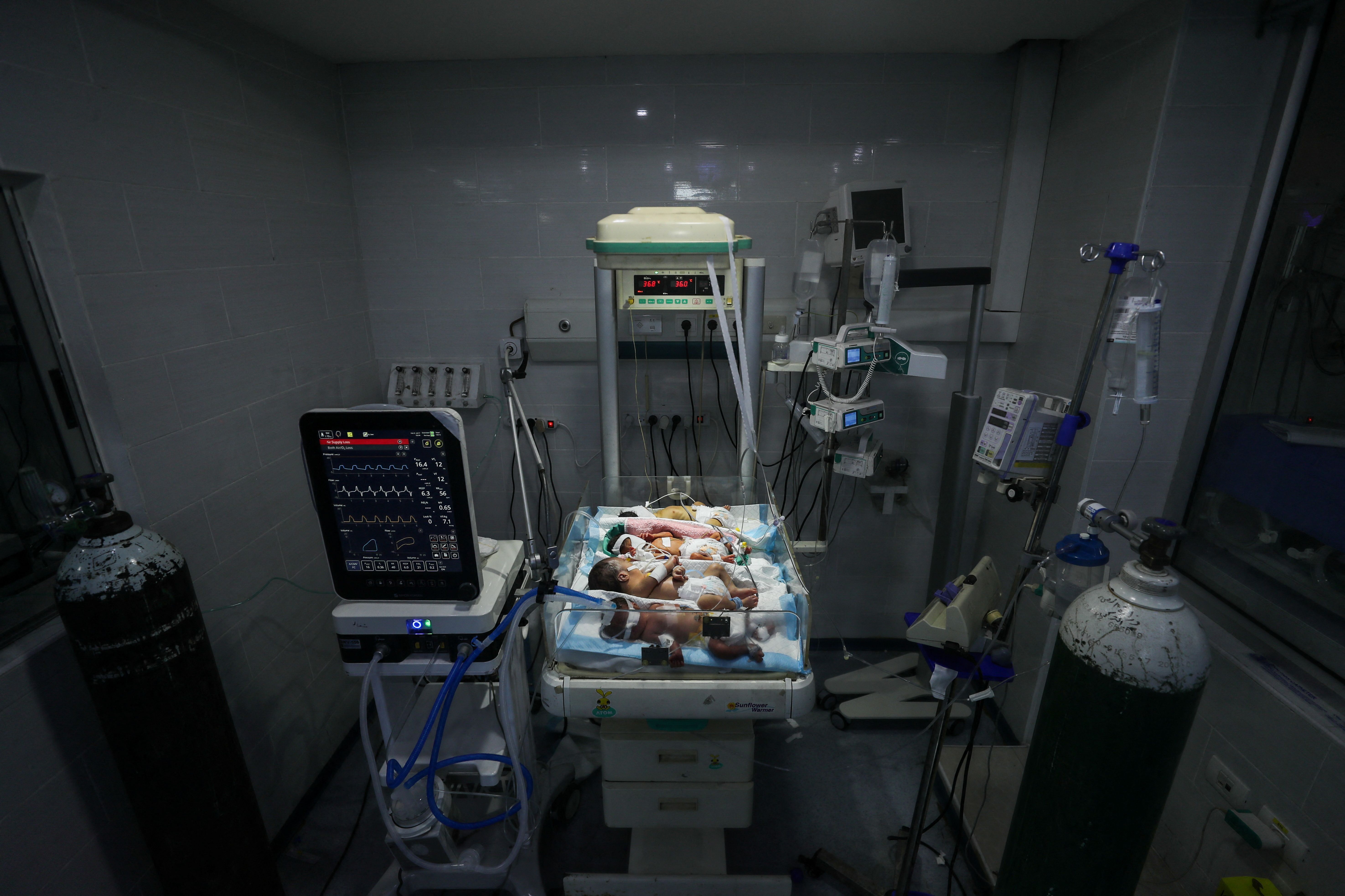 Bebês palestinos recém-nascidos dividem incubadora no hospital Al-Helou, na Cidade de Gaza