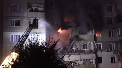 Bombeiros combatem incêndio em área residencial de Kiev após ataque aéreo russo