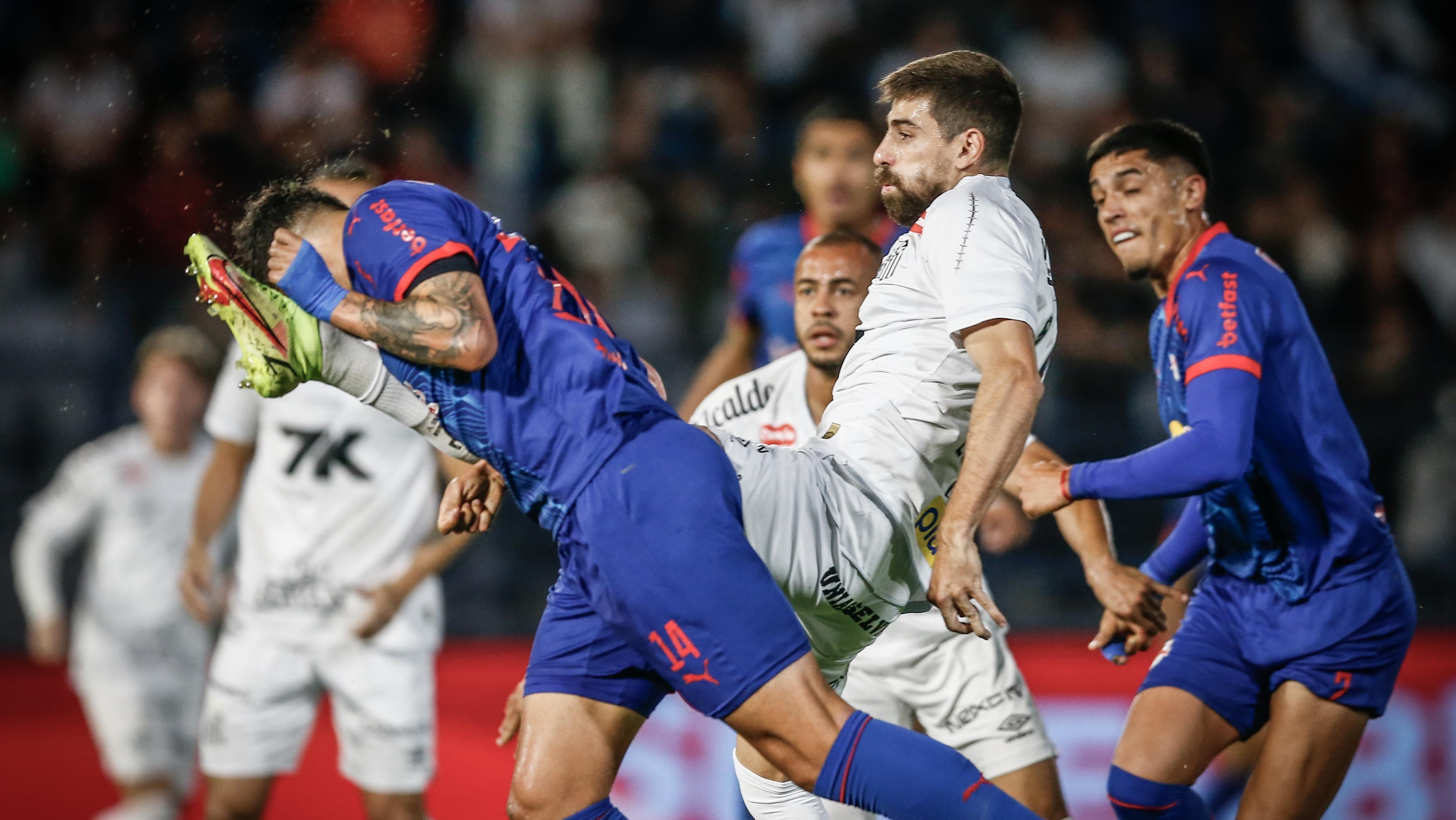 Disputa em RB Bragantino x Santos pelo Brasileirão