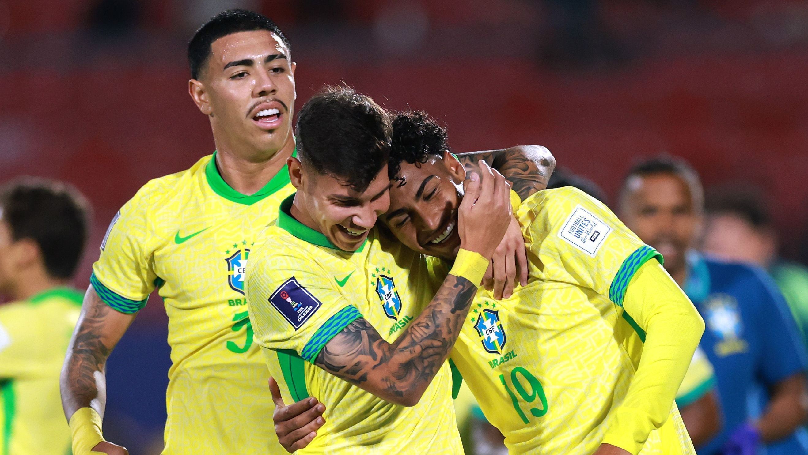 Luighi comemora gol durante empate do Brasil