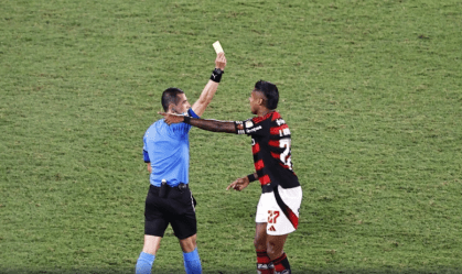 Bruno Henrique denuncia "orientação" de árbitro a banco do Estudiantes
