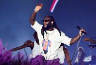 No The Town, Burna Boy usa camiseta com caricatura de jogador brasileiro