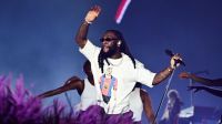 No The Town, Burna Boy usa camiseta com caricatura de jogador brasileiro