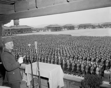 O General Chiang Kai-shek (1887 - 1975) discursa às tropas na China durante a Segunda Guerra Mundial, por volta de 1943