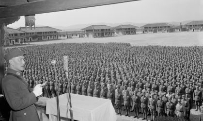 O General Chiang Kai-shek (1887 - 1975) discursa às tropas na China durante a Segunda Guerra Mundial, por volta de 1943