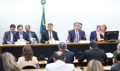 Embate entre governo e Congresso sobre meta fiscal atrasa avanço da LDO