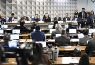 Deputado e advogado do "Careca do INSS" discutem na CPMI; assista