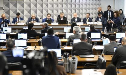 Deputado e advogado do "Careca do INSS" discutem na CPMI; assista