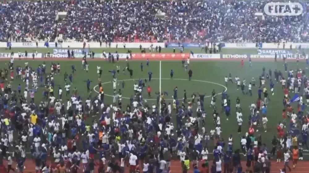 Torcida de Cabo Verde invade o gramado e comemora