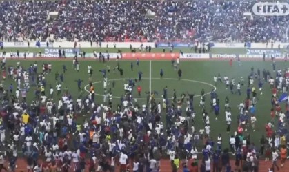 Torcida de Cabo Verde invade o gramado e comemora