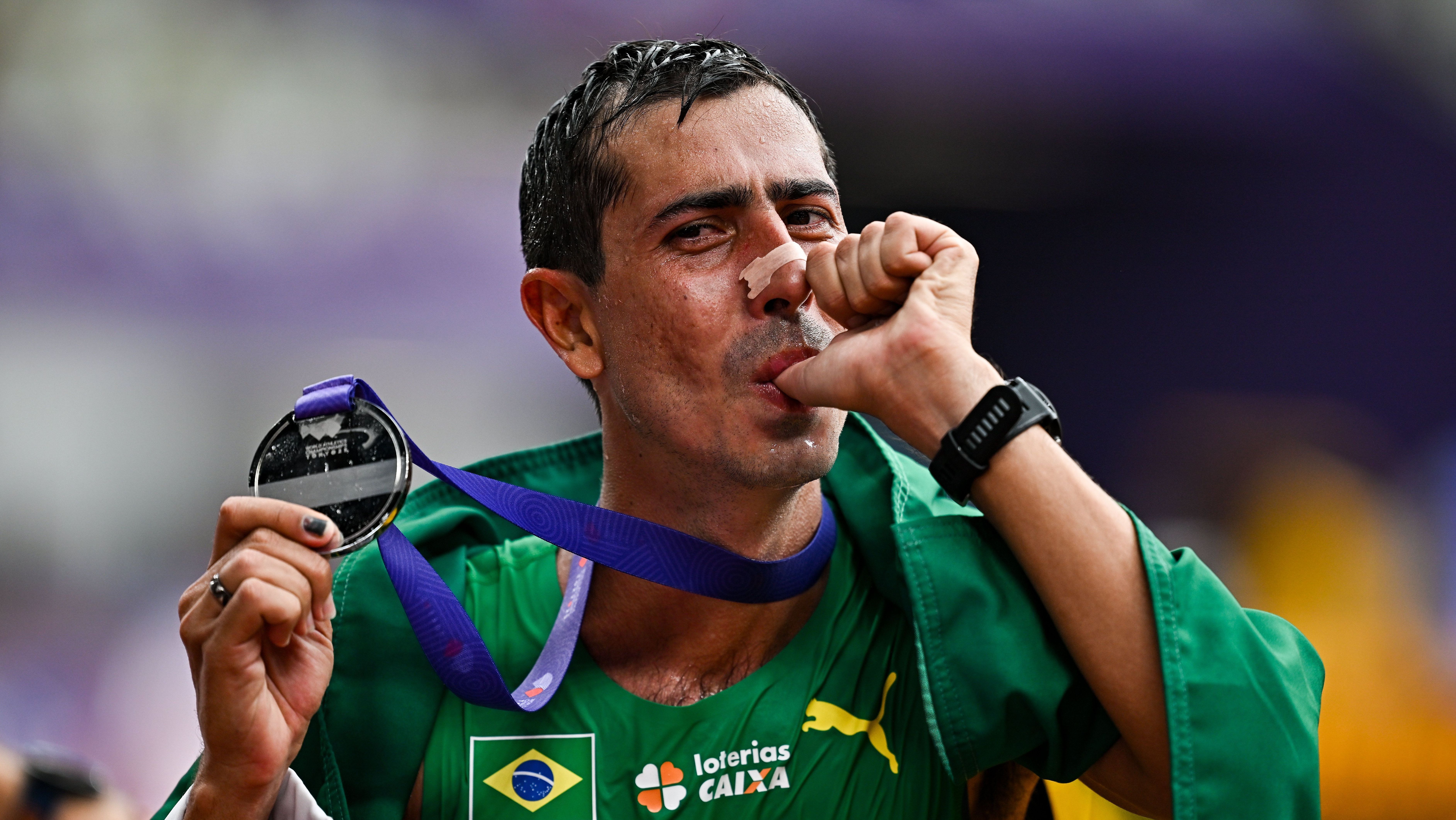 Caio Bonfim faz história e conquista a prata nos 35k da marcha atlética no Mundial de Atletismo