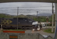 Caminhão é atingido por trem ao cruzar linha férrea, veja vídeo