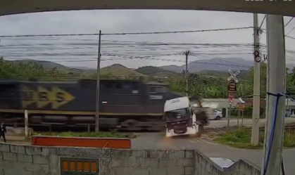 Caminhão é atingido por trem ao cruzar linha férrea, veja vídeo
