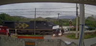 Caminhão é atingido por trem ao cruzar linha férrea, veja vídeo