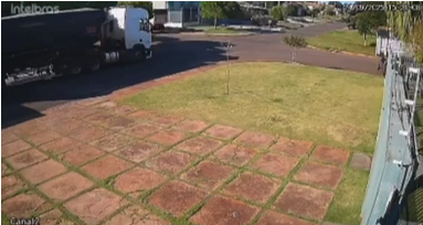 Criança sobe em eixo de caminhão para brincar e morre atropelada em MS